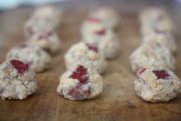 These are easy coconut cookies with strawberries