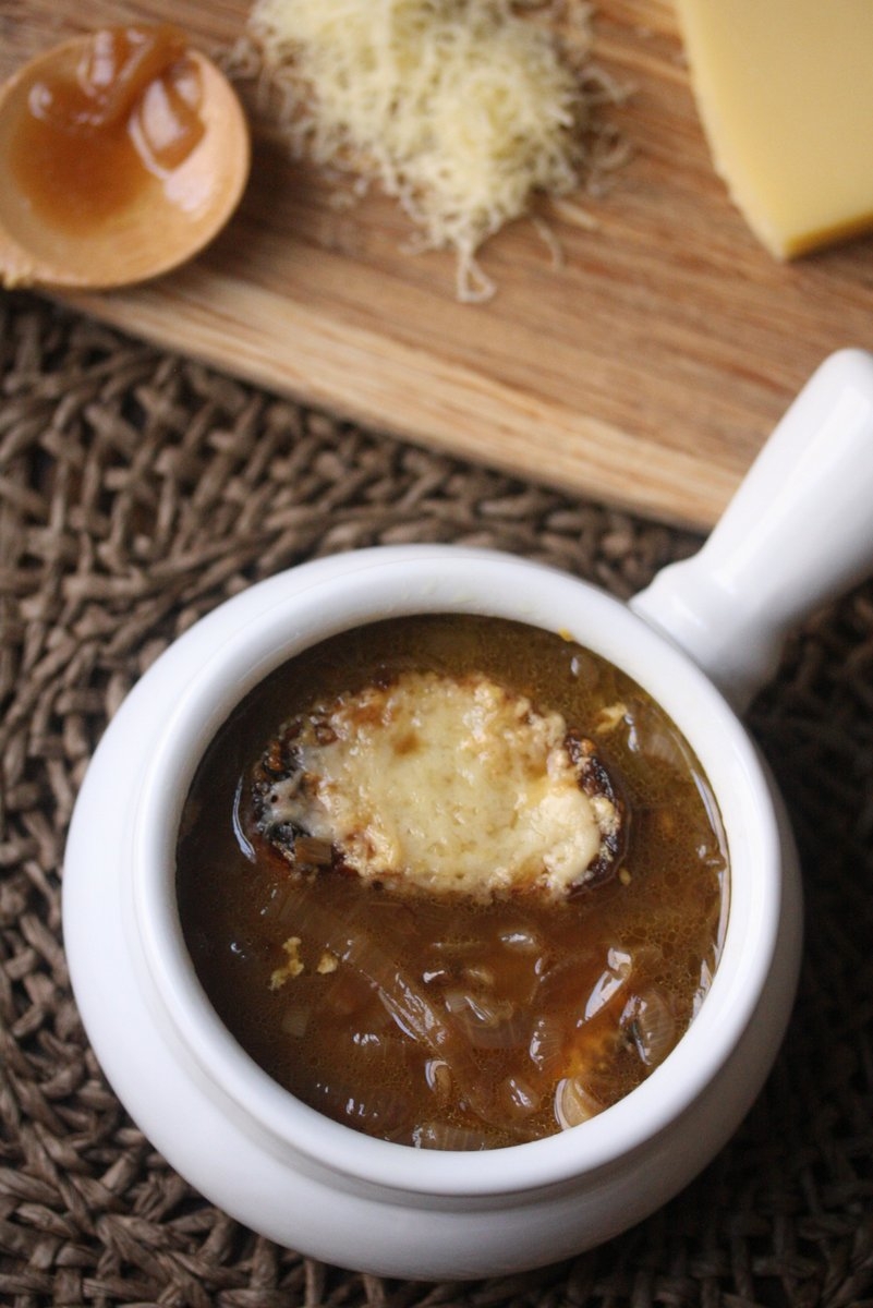 Healthy French Onion Soup | An Easy French Onion Soup recipe with Gruyere Croutons