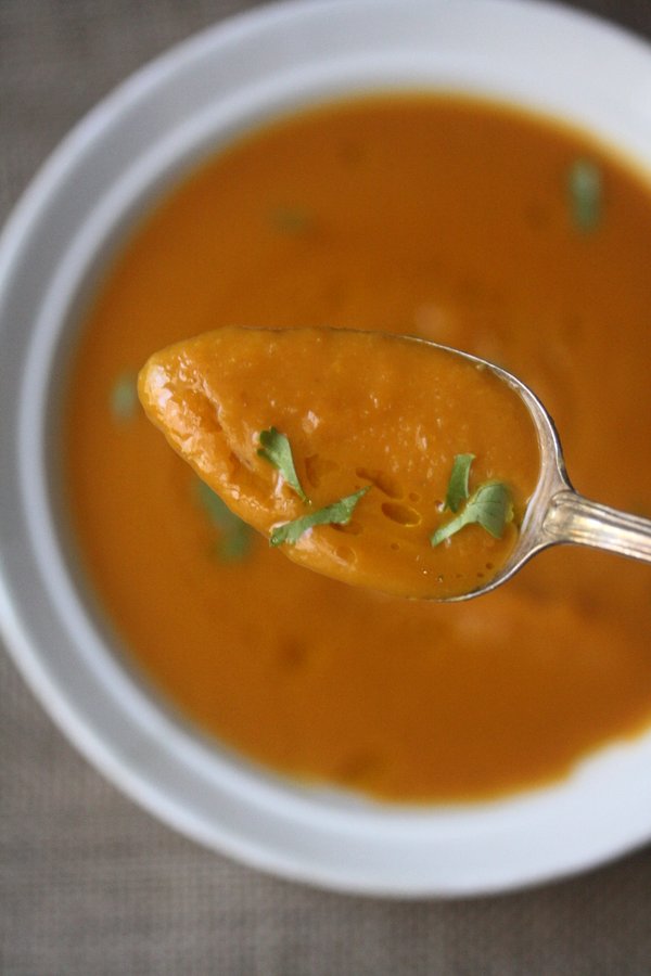 Healthy Easy Pumpkin Soup Recipe - it's creamy and vegan / dairy-free! 