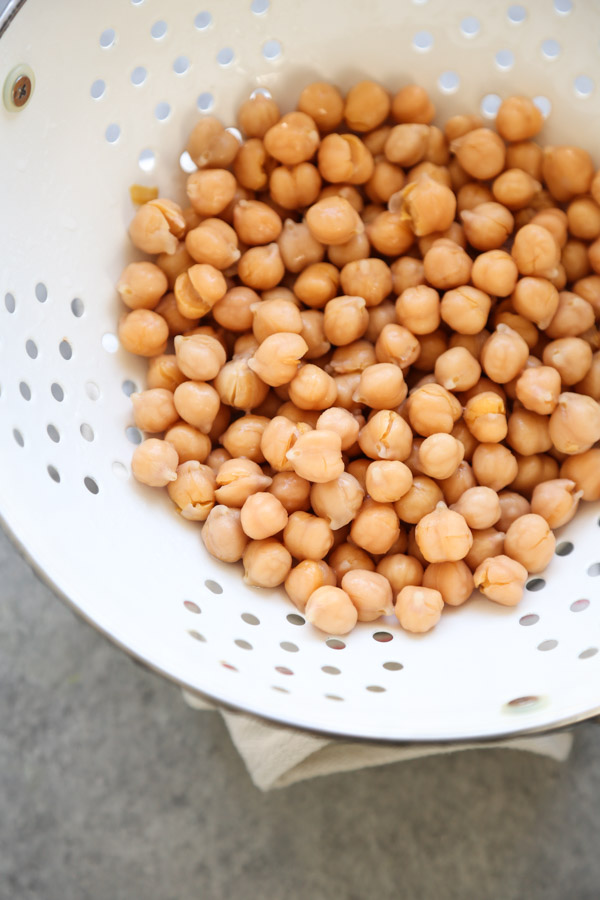 cooked chickpeas in a colander 