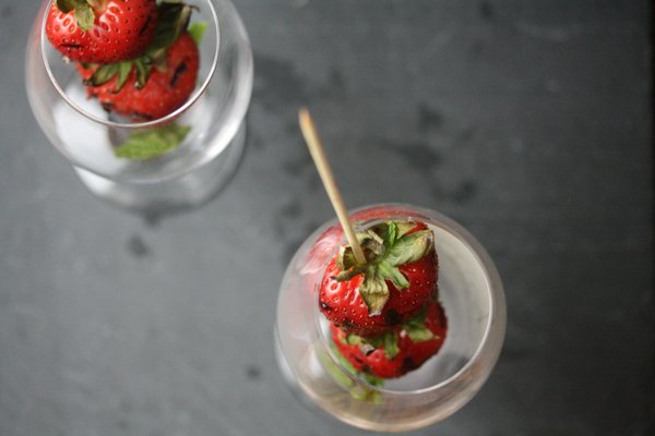 Grilled Strawberry Bellini Recipe | Easy Summer Champagne Cocktails