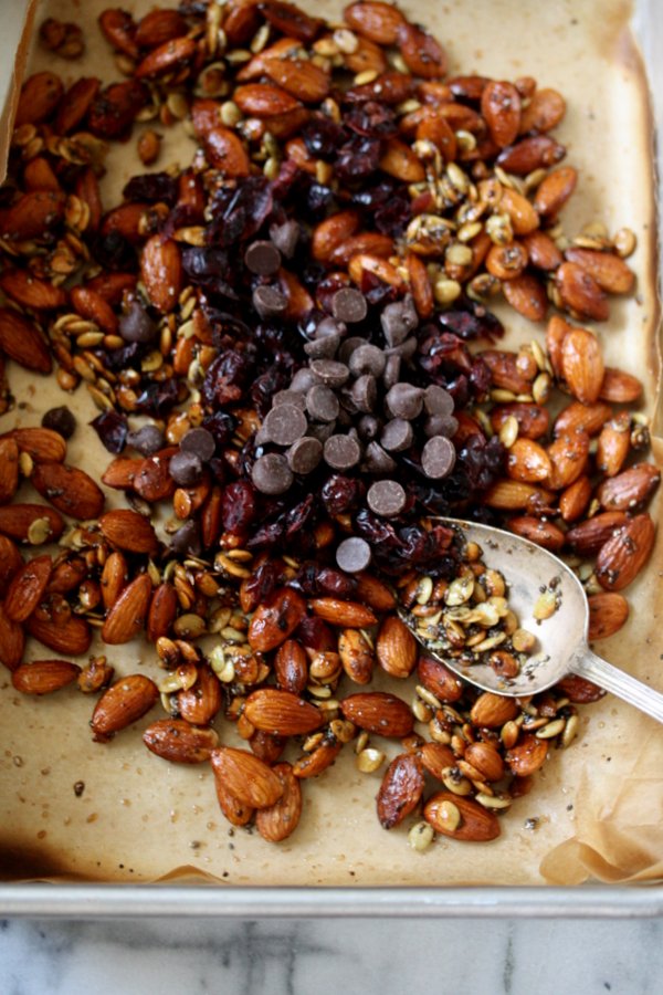 Healthy Trail Mix Recipe with Chia and Pumpkin Seeds, Almonds, Cranberries and Dark Chocolate | Gluten-Free Snacks 
