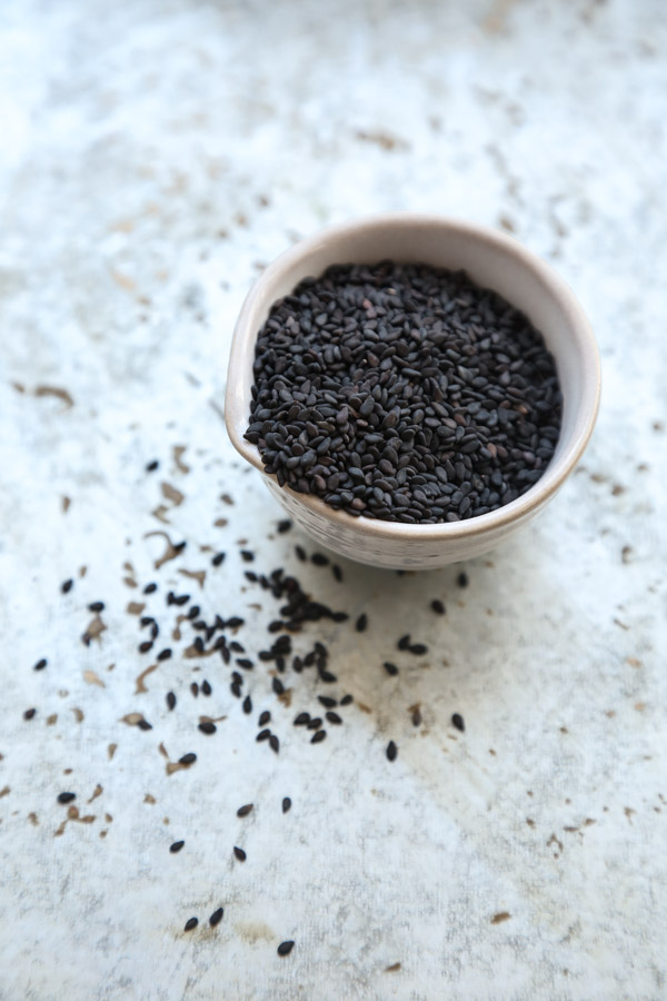 Skinny Black Sesame Milkshakes | The Best Healthy Black Sesame Dessert Recipe | www.feedmephoebe.com