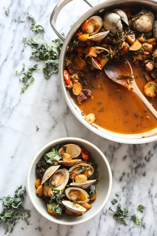 Easy Steamed Clams Recipe with Chorizo, Tomatoes, Potatoes, White Wine and Kale | Great as a healthy one pot meal or served over linguine | Feed Me Phoebe 