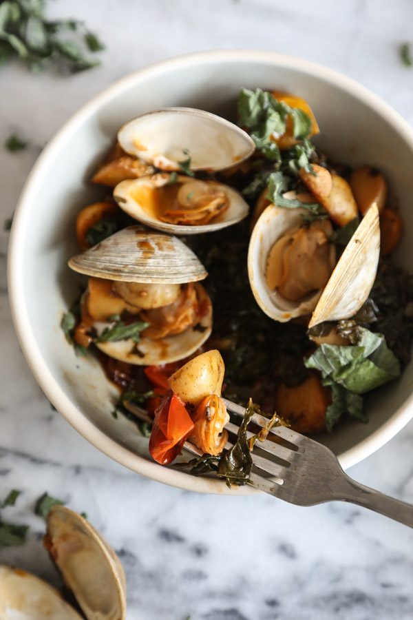 Easy Steamed Clams Recipe with Chorizo, Tomatoes, Potatoes, White Wine and Kale | Great as a healthy one pot meal or served over linguine | Feed Me Phoebe 