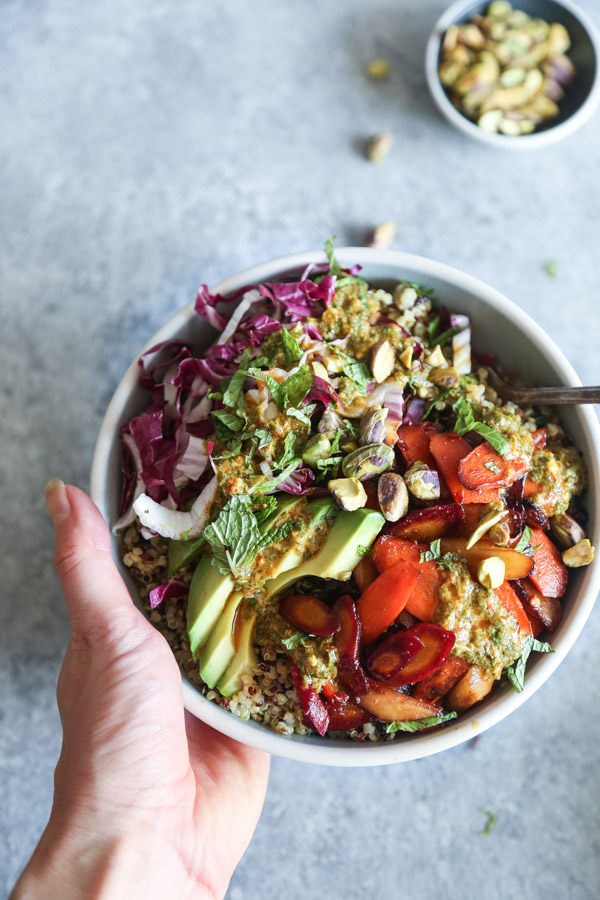MOROCCAN QUINOA BOWLS WITH HONEY-HARISSA CARROTS | This Moroccan quinoa bowl recipe is quick, easy, and packed with healthy veggies: sweet and spicy carrots, avocado, radicchio and a harissa mint sauce.