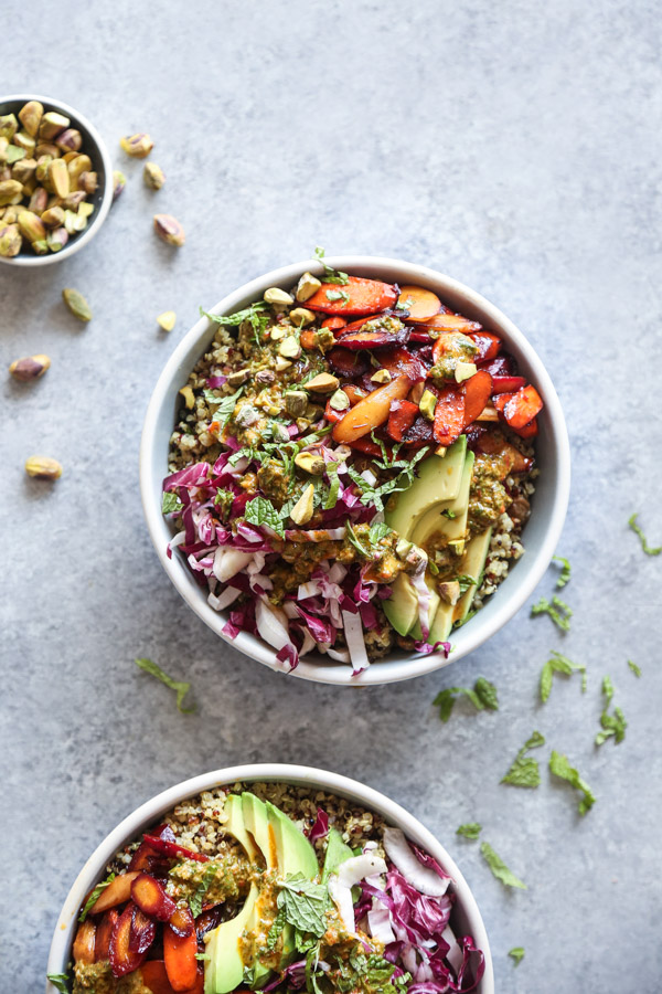 MOROCCAN QUINOA BOWLS WITH HONEY-HARISSA CARROTS | This Moroccan quinoa bowl recipe is quick, easy, and packed with healthy veggies: sweet and spicy carrots, avocado, radicchio and a harissa mint sauce.