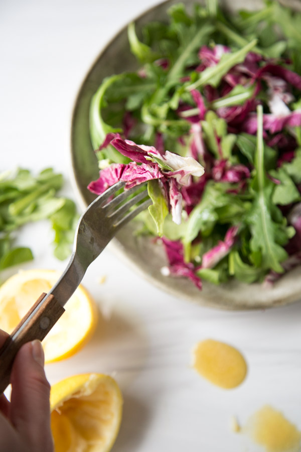 fork holding arugula and radicchio dressed with low FODMAP dressing 